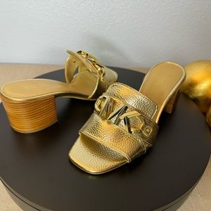Michael Michael Kors Izzy Mule Pale Gold Slip-On Sandals. New